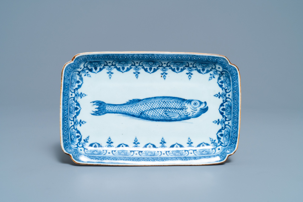 Une coupe de forme rectangulaire en porcelaine de Chine en bleu et blanc &agrave; d&eacute;cor d'un hareng, Qianlong