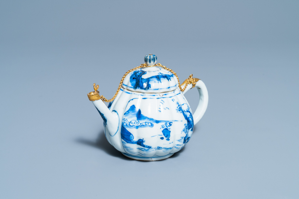 Een Chinese blauw-witte theepot met vergulde montuur, Kangxi