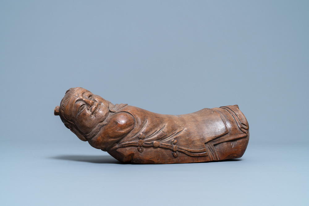 Een Chinese bamboe houten neksteun in de vorm van een liggende jongen, 19e eeuw