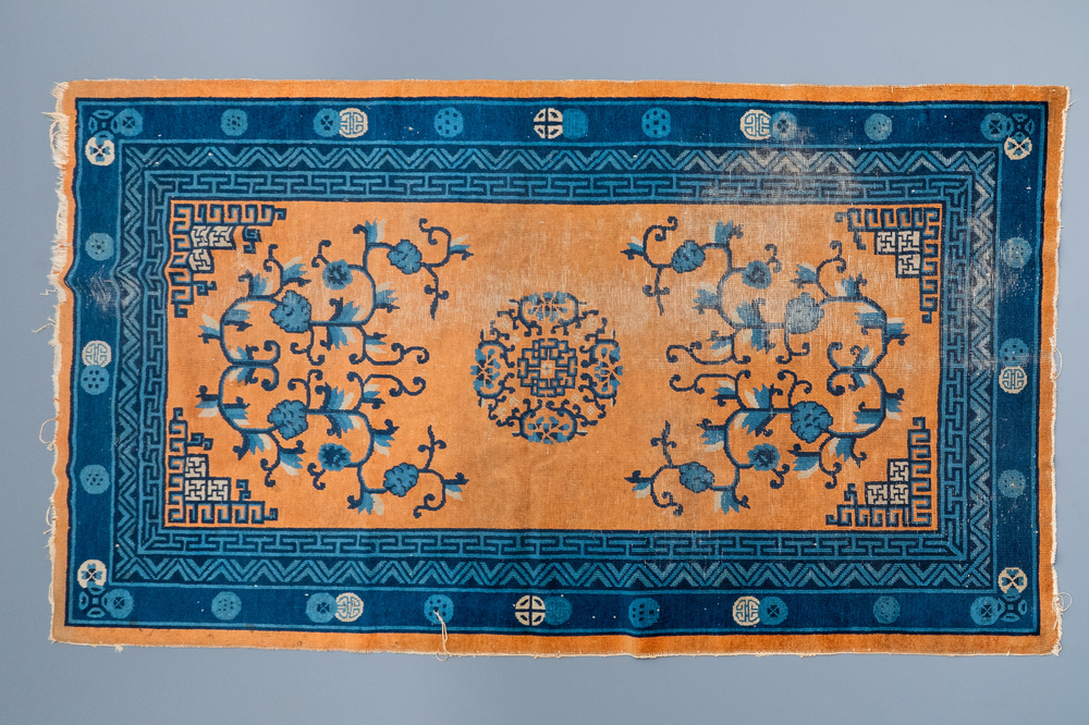 Een groot Chinees rechthoekig tapijt, 19e eeuw