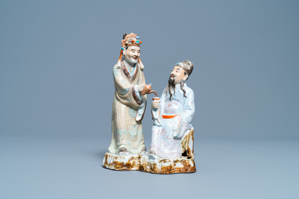 Un groupe en porcelaine de Chine polychrome figurant deux hommes, marque en creux, R&eacute;publique