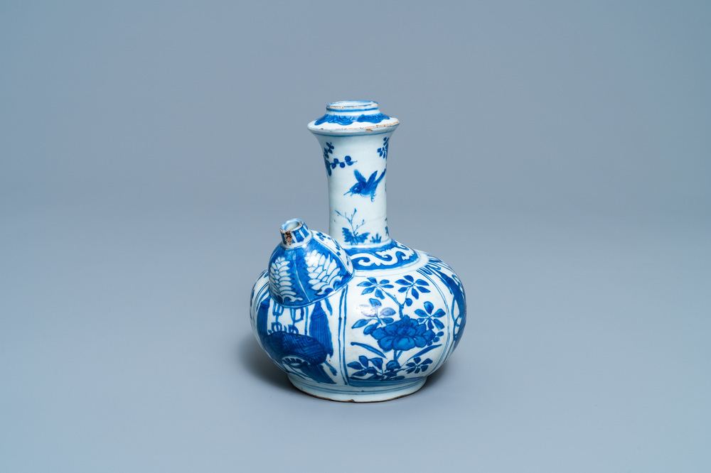 Een Chinese blauw-witte kendi, Wanli
