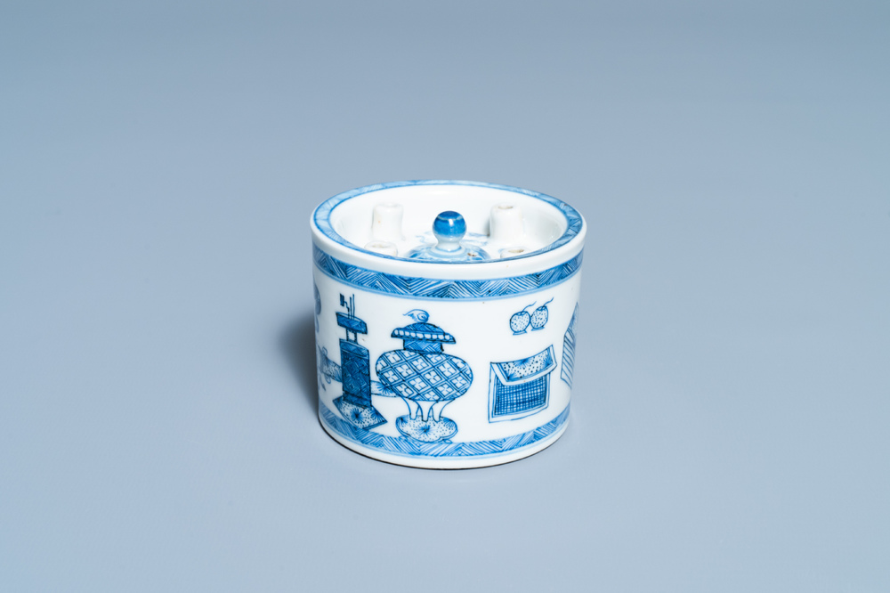 A Chinese blue and white inkwell with antiquities design, Kangxi