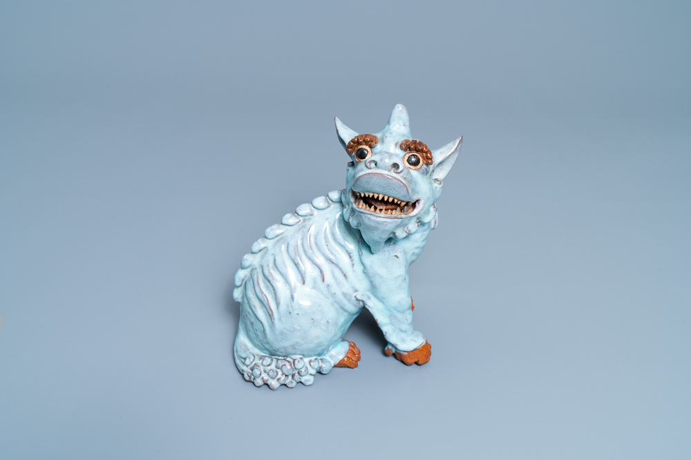 Un mod&egrave;le d'un qilin en gr&egrave;s porcelaineux dite 'de Shiwan', 18/19&egrave;me