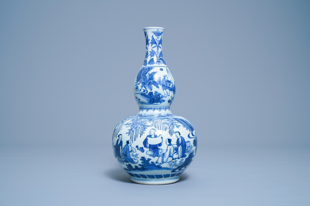 Een Chinese blauw-witte kalebasvaas met figuratief decor, Transitie periode