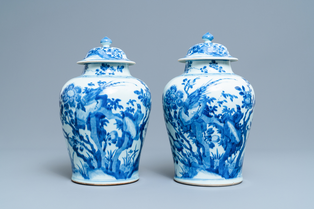 Une paire de vases couverts en porcelaine de Chine en bleu et blanc, Kangxi