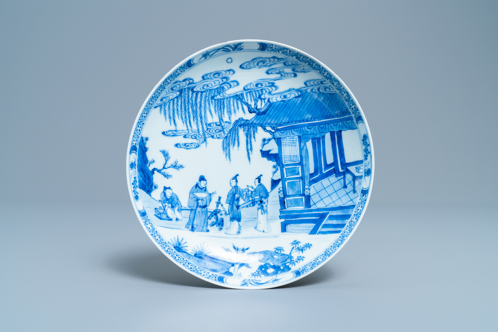 Een Chinees blauw-wit bord met figuren in een landschap, Yongzheng merk en periode