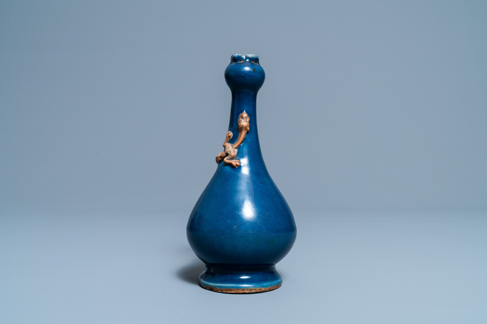 Un vase en porcelaine de Chine en bleu monochrome figurant un dragon appliqu&eacute; en biscuit, Jiajing