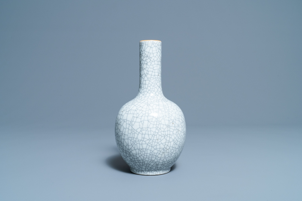 A Chinese monochrome crackle-glazed bottle vase, 19th C.