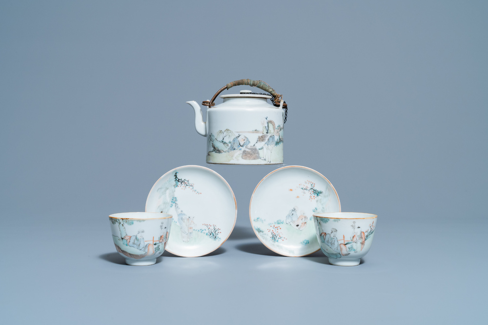 Une th&eacute;i&egrave;re et deux tasses et soucoupes en porcelaine de Chine qianjiang cai, 19/20&egrave;me