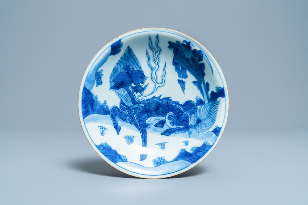 Une assiette en porcelaine de Chine en bleu et blanc &agrave; d&eacute;cor d'un qilin, Shunzhi