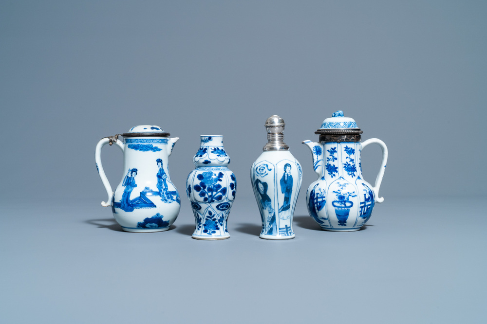 Twee Chinese blauw-witte dekselkannen en twee vaasjes, Kangxi