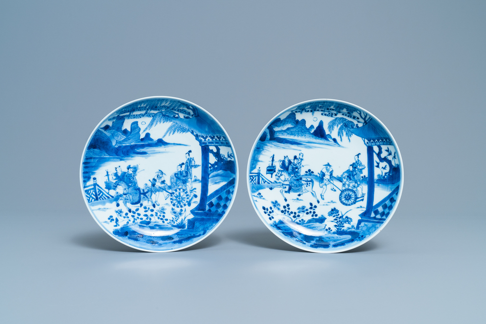 Een paar Chinese blauw-witte borden met verhalend decor, Kangxi/Yongzheng