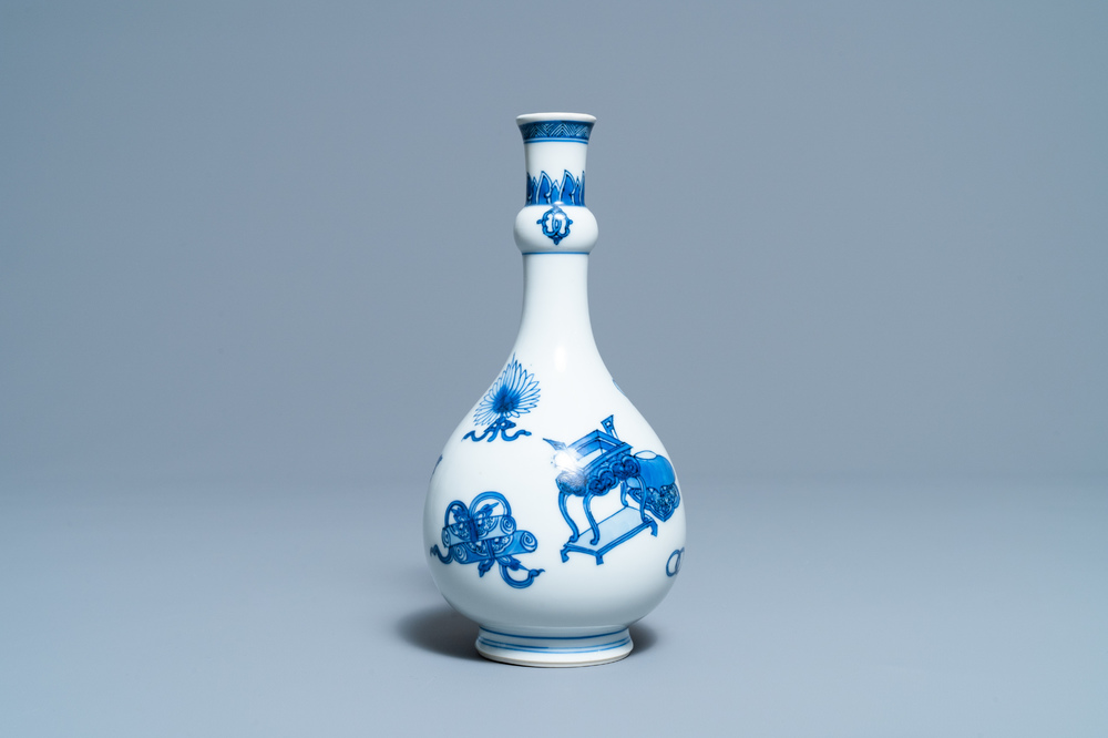 Een Chinese flesvormige blauw-witte vaas met decor van antiquiteiten, Kangxi