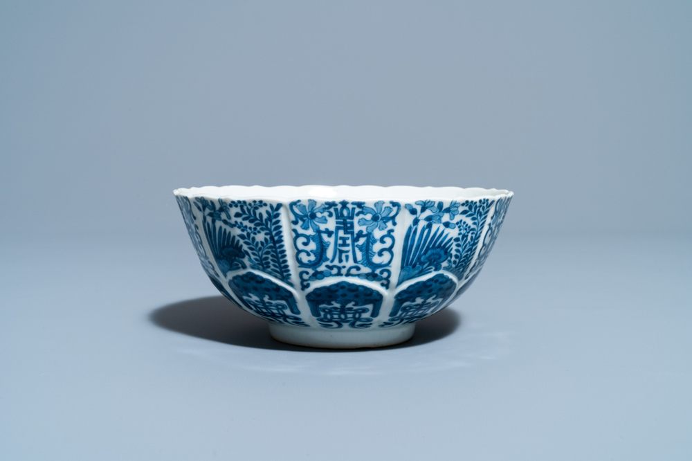 Un bol moul&eacute; en forme de lotus en porcelaine de Chine en bleu et blanc, marque de Jiajing, 19&egrave;me