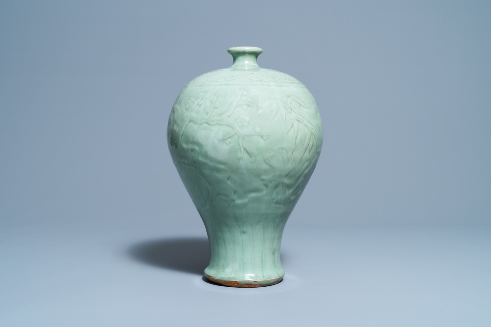 Un vase de forme 'meiping' en porcelaine de Chine c&eacute;ladon de Longquan &agrave; d&eacute;cor des 'Trois amis de l'hiver', Ming