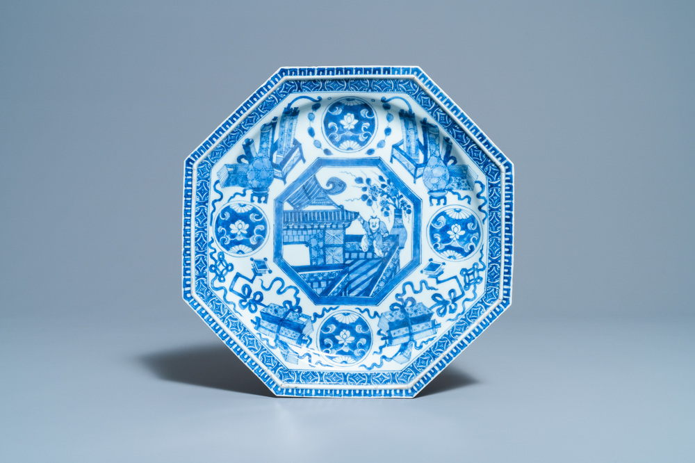 Een Chinese octagonale blauw-witte schotel met een zotje, Kangxi