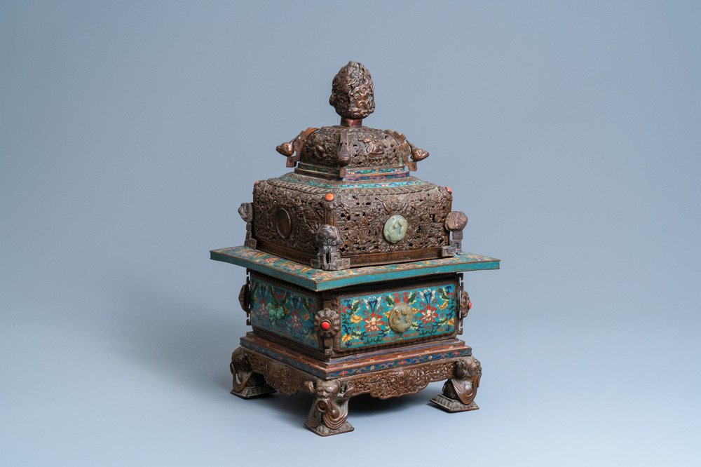 Een grote Chinese cloisonn&eacute; wierookbrander met inlegwerk van jade, koraal en turkoois, 19e eeuw