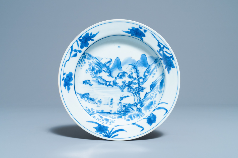 Une assiette en porcelaine de Chine en bleu et blanc de style 'Master of the Rocks', Kangxi