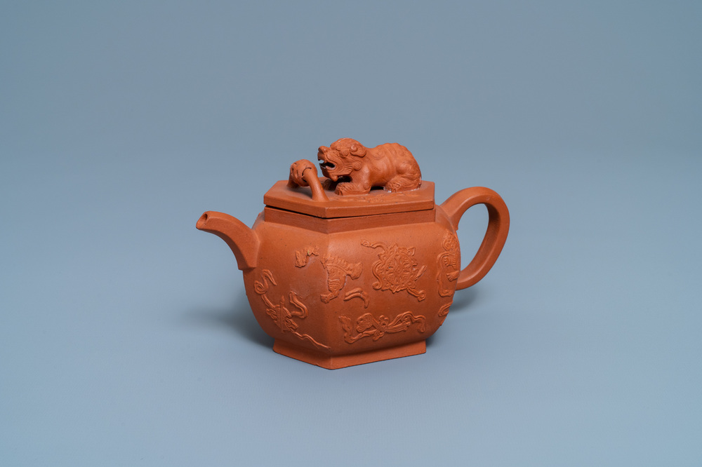 Een Chinese hexagonale Yixing steengoed theepot met deksel, Kangxi