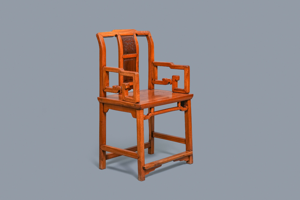 Une chaise en bois incrust&eacute; de panneaux en bois sculpt&eacute;, Chine, 19&egrave;me
