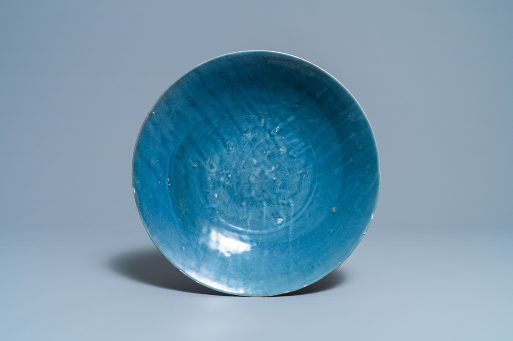 Un plat en porcelaine de Chine bleu monochrome &agrave; d&eacute;cor incis&eacute; d'une carpe, fours de Swatow, Ming