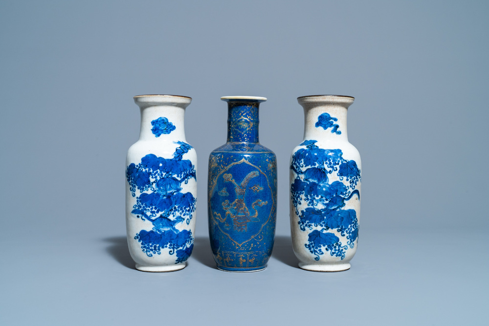 Een paar Chinese blauw-witte craquel&eacute; rouleau vazen en een poederblauwe met vergulding, 19e eeuw