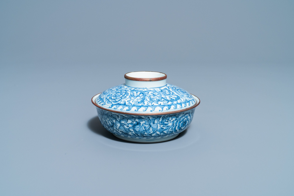 Een Chinese blauw-witte 'Bleu de Hue' dekselkom voor de Vietnamese markt, 19e eeuw
