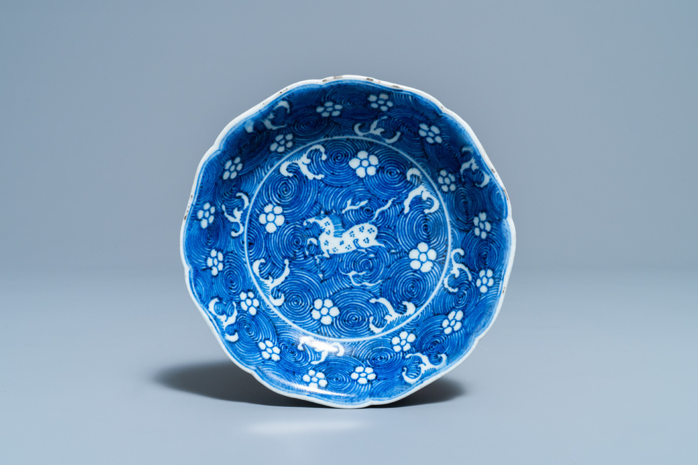 Une coupe en porcelaine de Chine en bleu et blanc &agrave; d&eacute;cor d'un cheval, marque de Jiajing, Kangxi