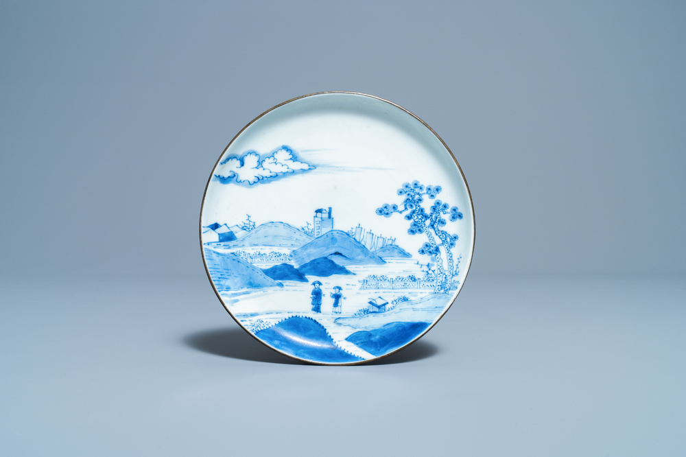Een Chinees blauw-wit 'Bleu de Hue' bord voor de Vietnamese markt, 19e eeuw