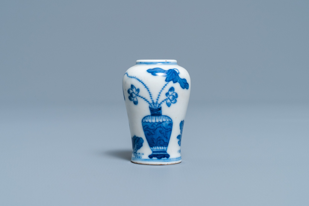 Une tabati&egrave;re en porcelaine de Chine en bleu et blanc, marque de Yongzheng, 18/19&egrave;me