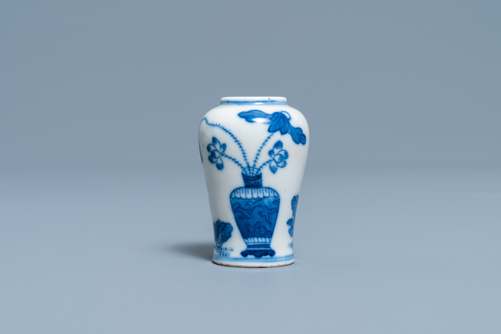 A Chinese blue and white snuff bottle, Yongzheng mark, 18/19th C.