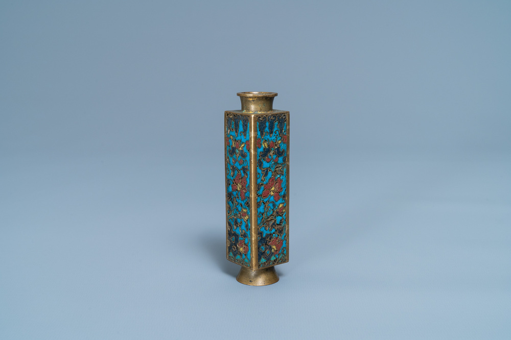 Een kleine Chinese cloisonn&eacute; 'cong' vaas, Wanli