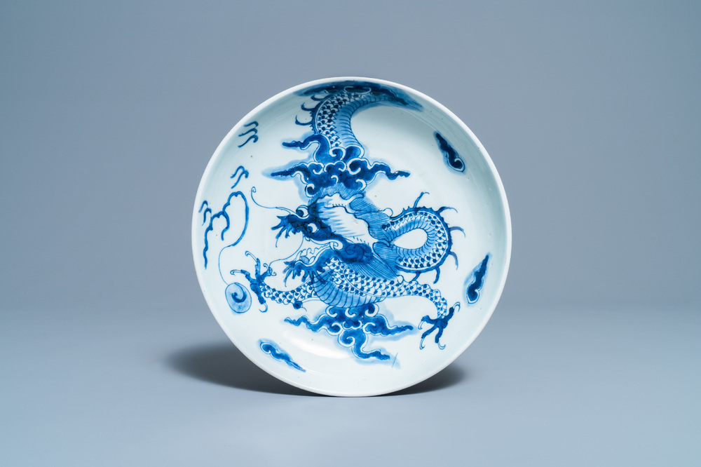 Un plat en porcelaine de Chine en bleu et blanc &agrave; d&eacute;cor d'un dragon, Yongzheng