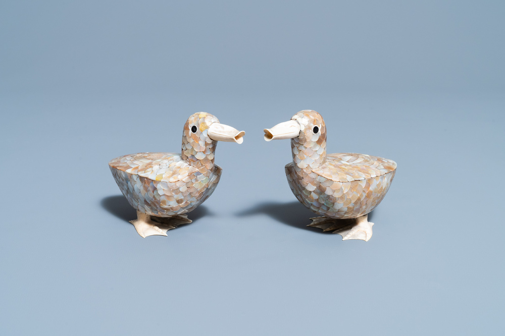 Une paire de mod&egrave;les de canards en nacre et os, Chine, 19&egrave;me