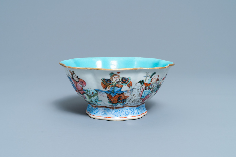Un bol lob&eacute; en porcelaine de Chine famille rose, marque et &eacute;poque de Tongzhi