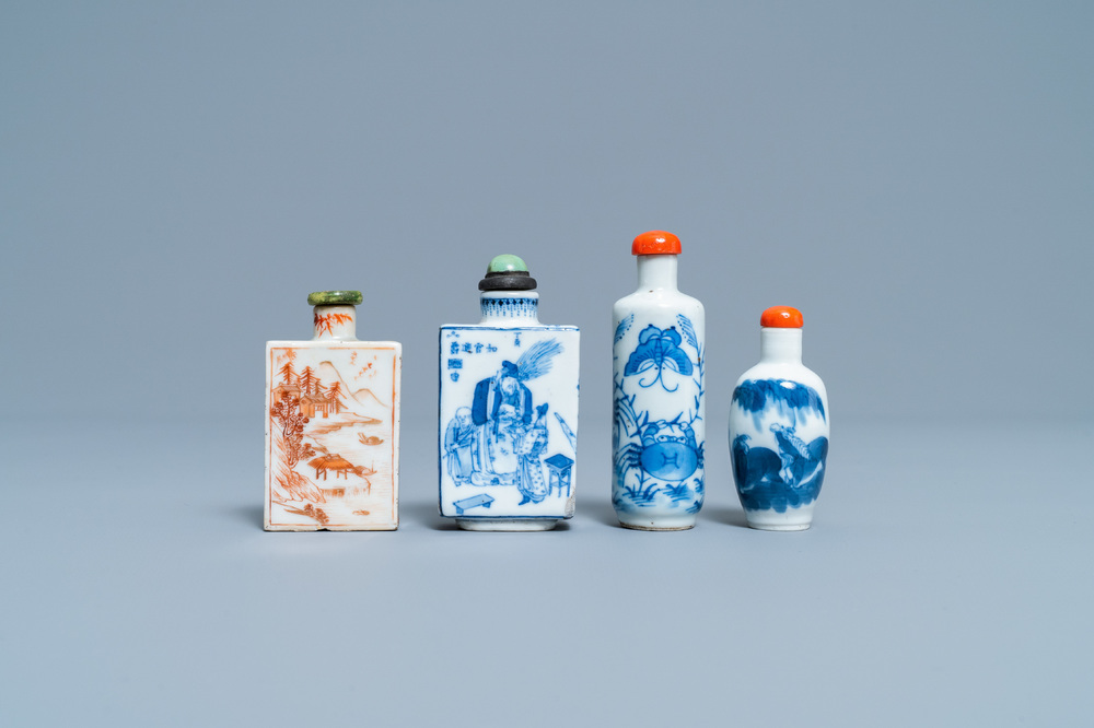 Vier Chinese blauw-witte en ijzerrode snuifflessen, 19/20e eeuw