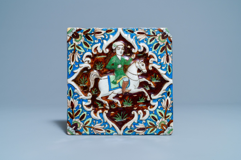 Un carreau polychrome &agrave; d&eacute;cor d'un prince sur cheval, art qajar, Iran, 19&egrave;me