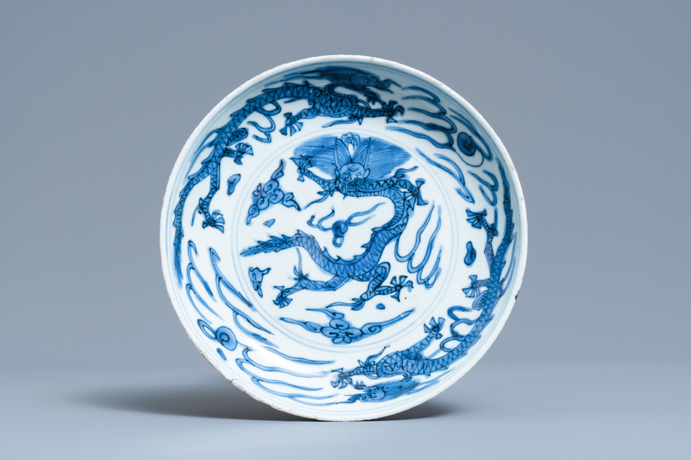 Une coupe en porcelaine de Chine en bleu et blanc &agrave; d&eacute;cor d'un dragon, Wanli