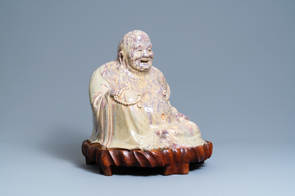 Une tr&egrave;s grande figure de Bouddha en gr&egrave;s porcelaineux &agrave; &eacute;mail flamb&eacute; dite 'de Shiwan', 18/19&egrave;me