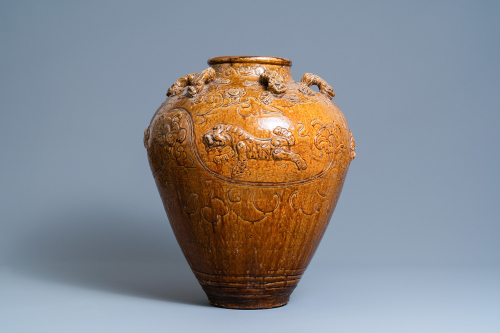Une grande jarre de type martaban en gr&egrave;s &eacute;maill&eacute; brun &agrave; d&eacute;cor appliqu&eacute; de lions bouddhistes, Ming