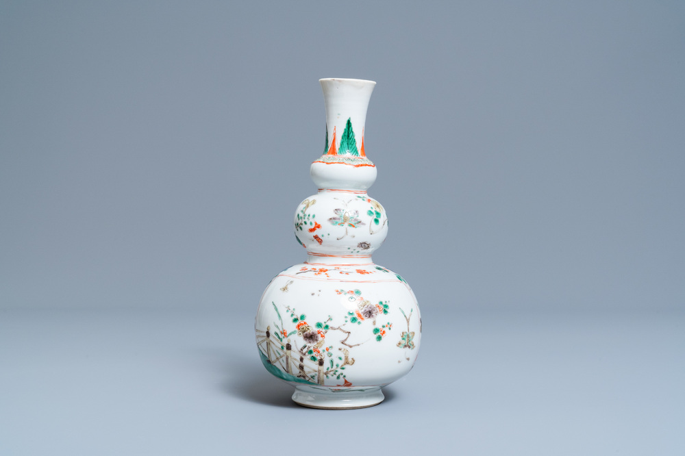 Un vase de forme double gourde en porcelaine de Chine famille verte, Kangxi