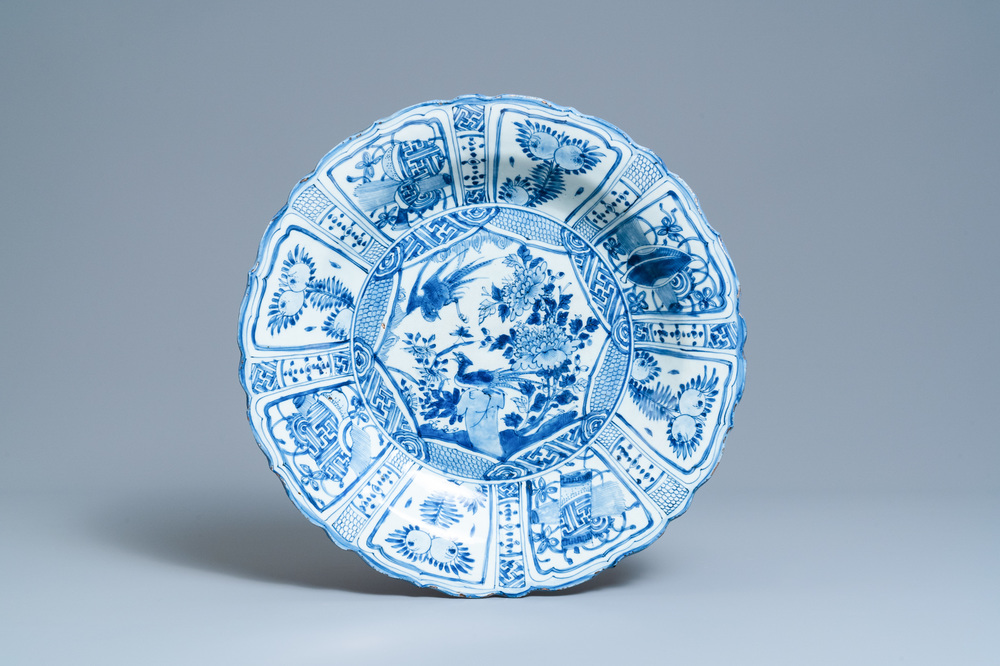 Un tr&egrave;s grand plat en porcelaine de Chine en bleu et blanc de type kraak &agrave; d&eacute;cor d'oiseaux, Wanli