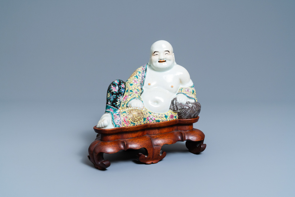 Een Chinese famille rose figuur van de liggende Boeddha, zegelmerk, Republiek