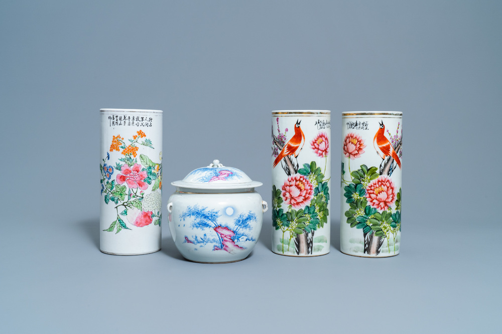 Trois porte-chapeaux et un pot couvert en porcelaine de Chine qianjiang cai, 19/20&egrave;me