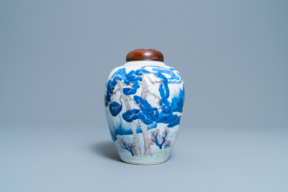 Un vase en porcelaine de Chine en bleu, blanc, c&eacute;ladon et rouge de cuivre &agrave; d&eacute;cor d'un paysage, Kangxi