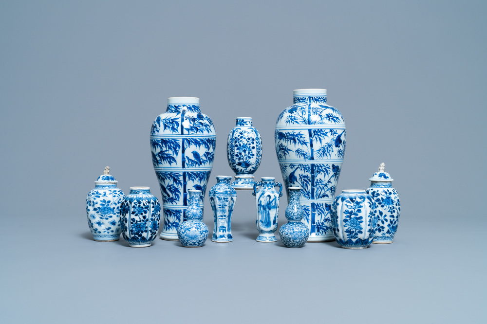 Een collectie Chinese blauw-witte vazen, Kangxi