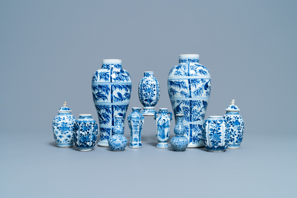 Une collection de vases en porcelaine de Chine en bleu et blanc, Kangxi