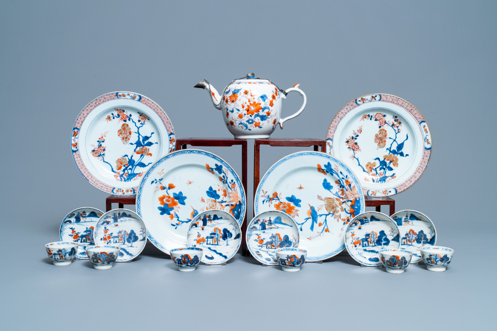 Quatre assiettes, une grande th&eacute;i&egrave;re et six tasses et soucoupes en porcelaine de Chine de style Imari, Kangxi/Qianlong