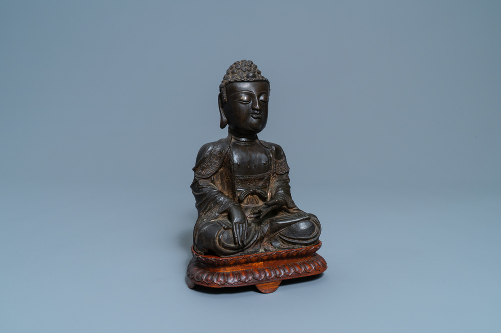 Een Chinese bronzen figuur van Boeddha, Ming